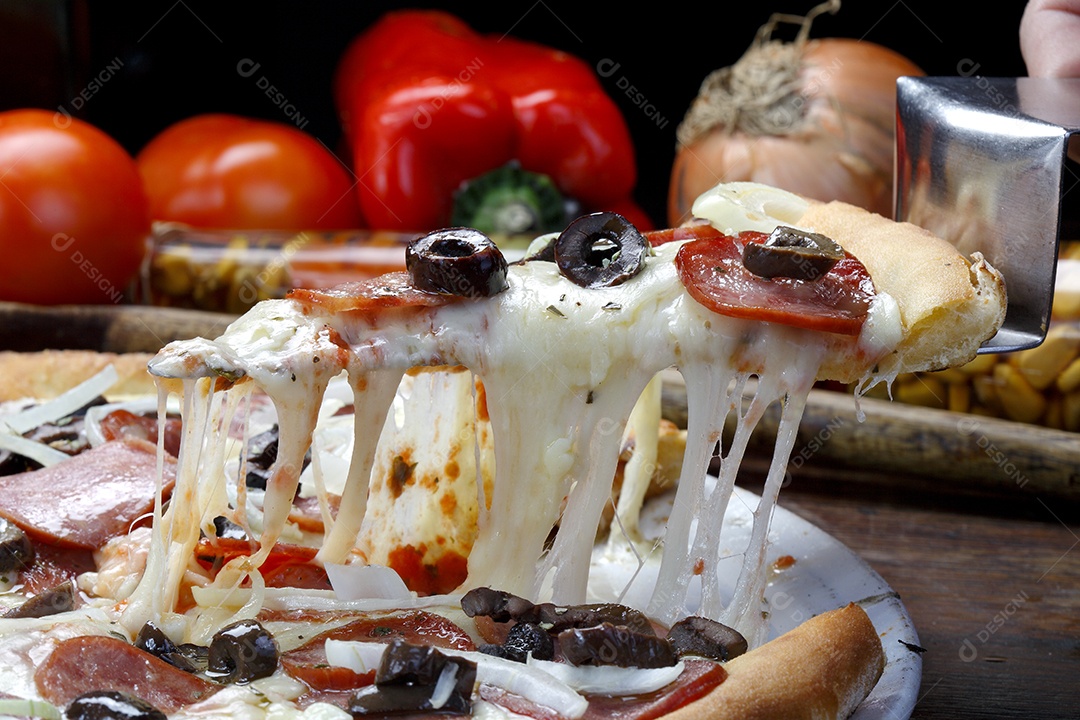 Fatia de pizza de calabresa com azeitona