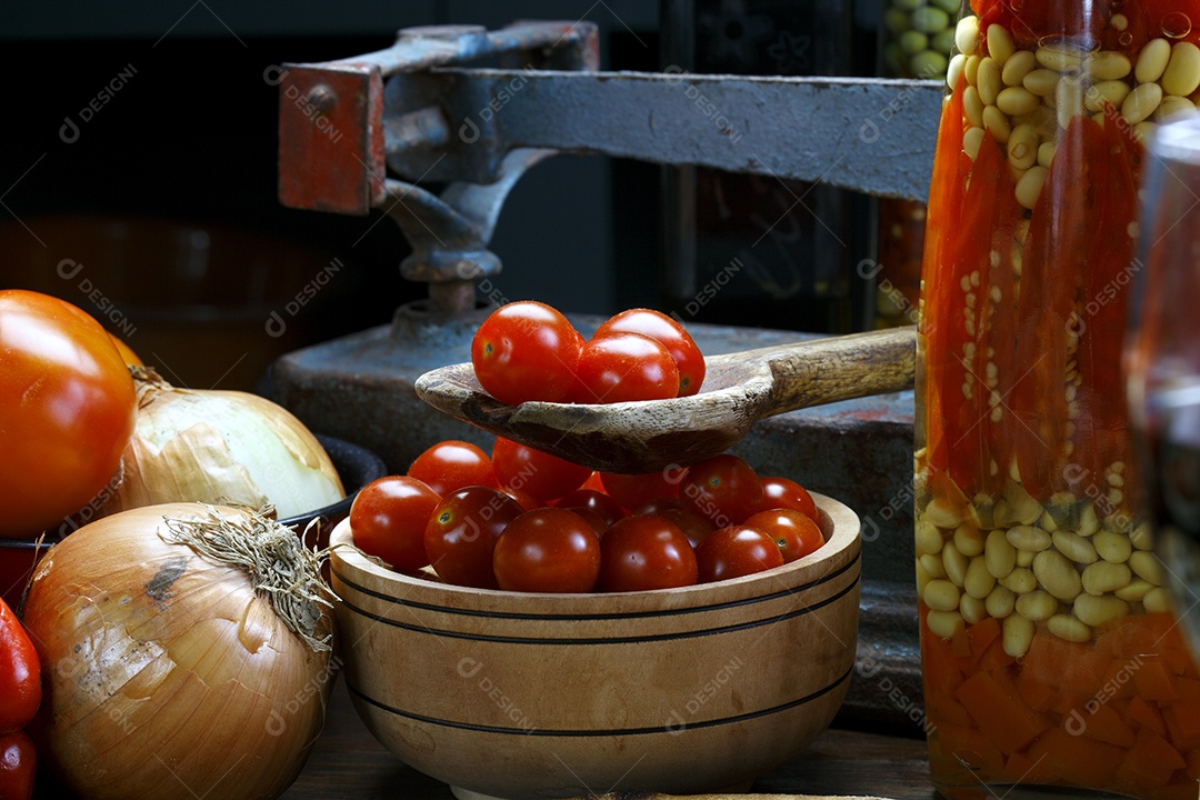 Tigela com tomates cerejas e ingredientes ao lado