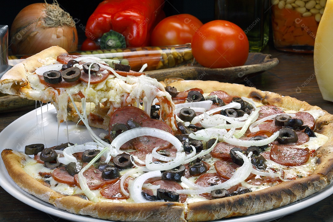 Fatia de pizza de calabresa deliciosa