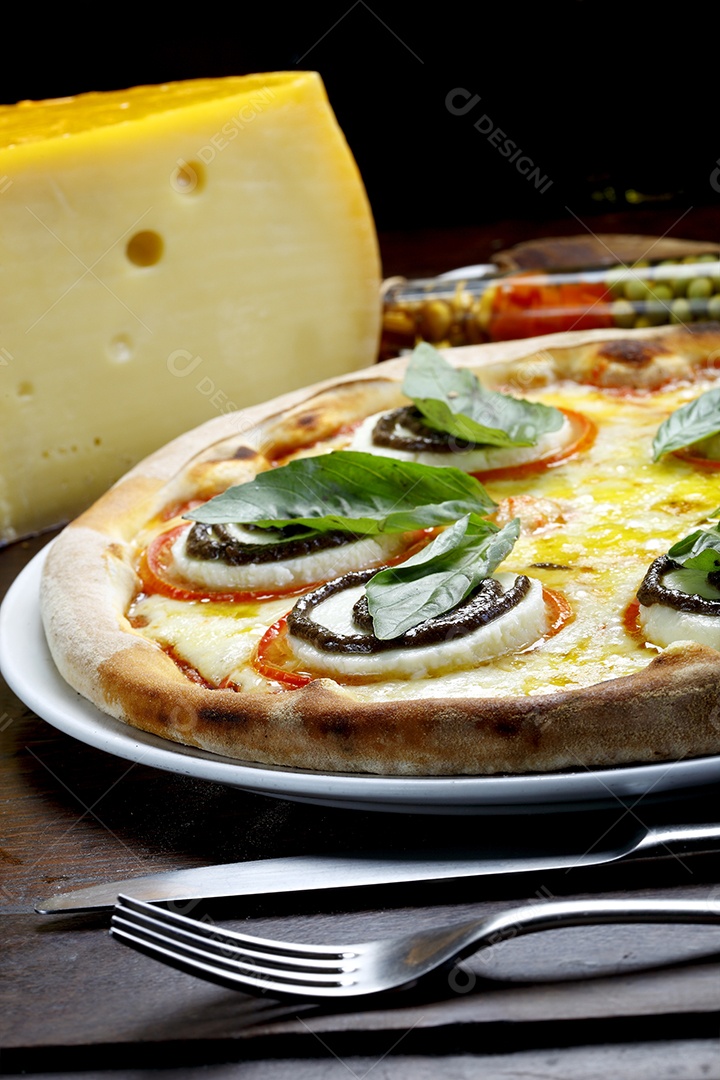 Pizza de queijo e tomates