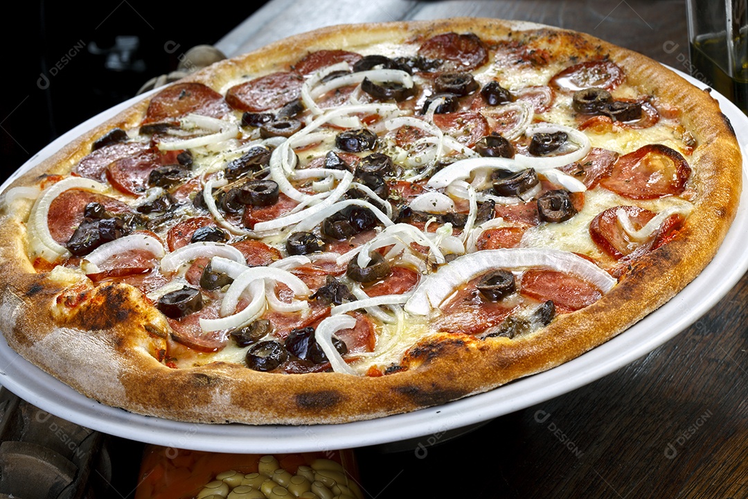 Pizza de calabresa acebolada e azeitona