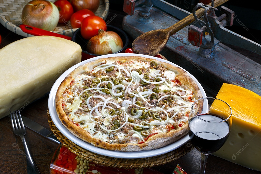 Pizza de carne com azeitona e cebola