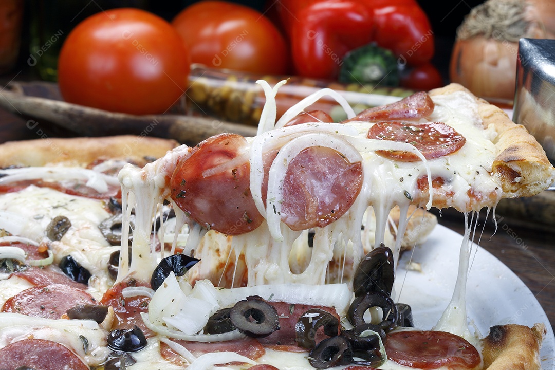 Fatia de pizza de calabresa com azeitona