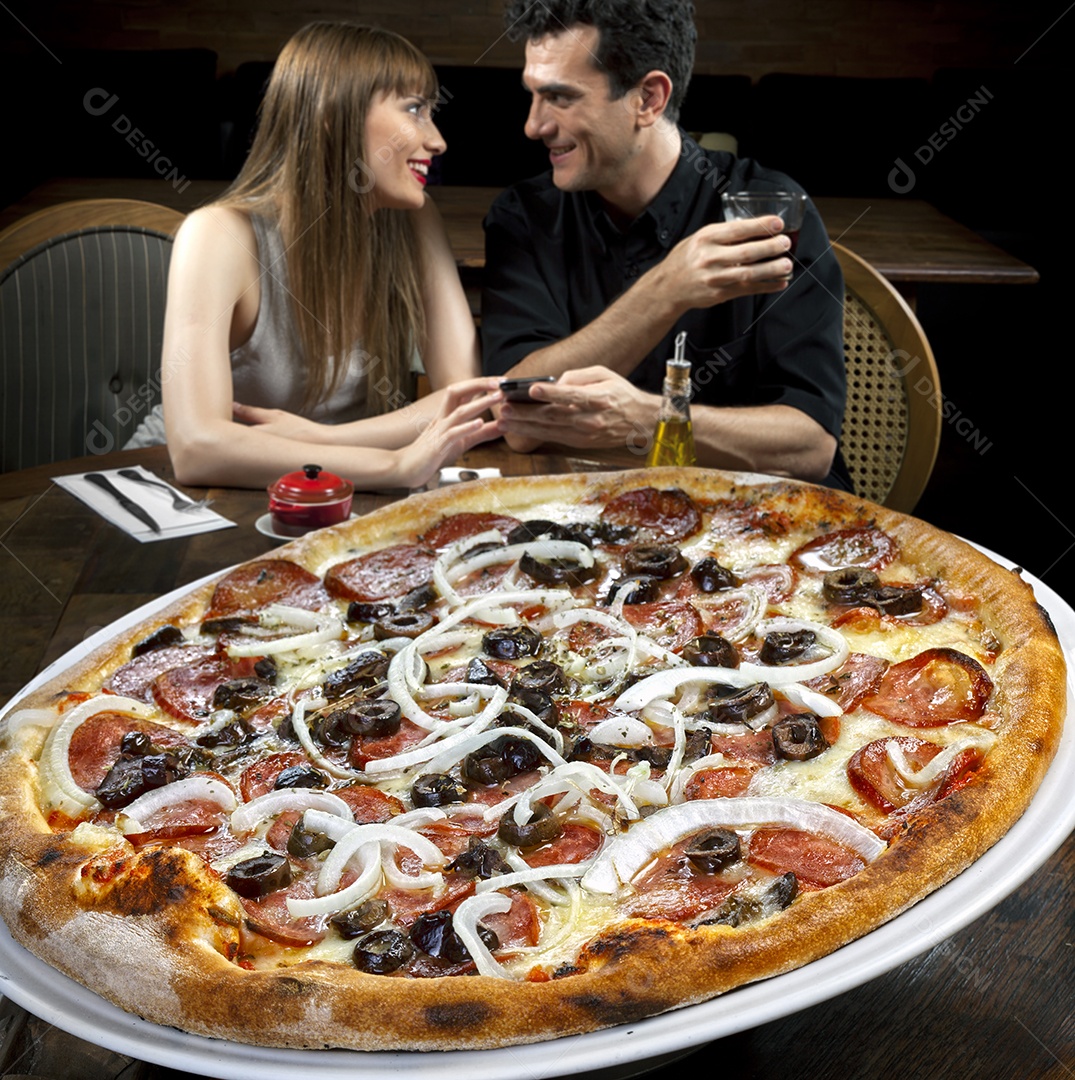 Pizza de calabresa com azeitona e cebola