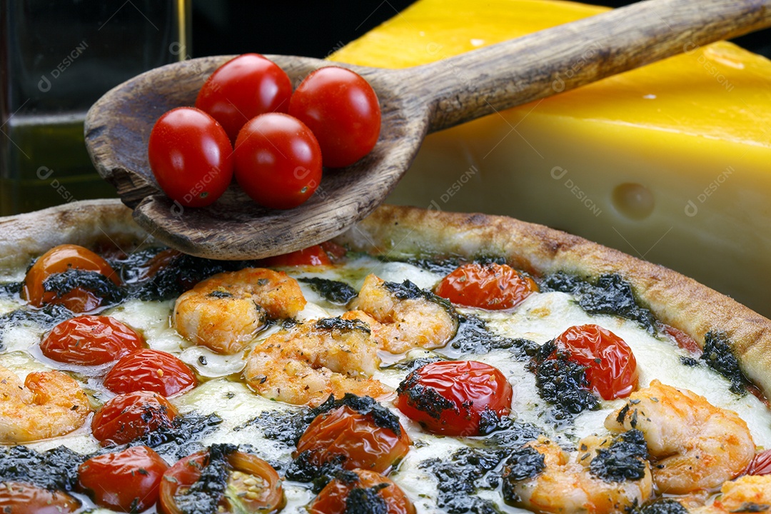 Pizza de camarão com molho e tomates cerejas