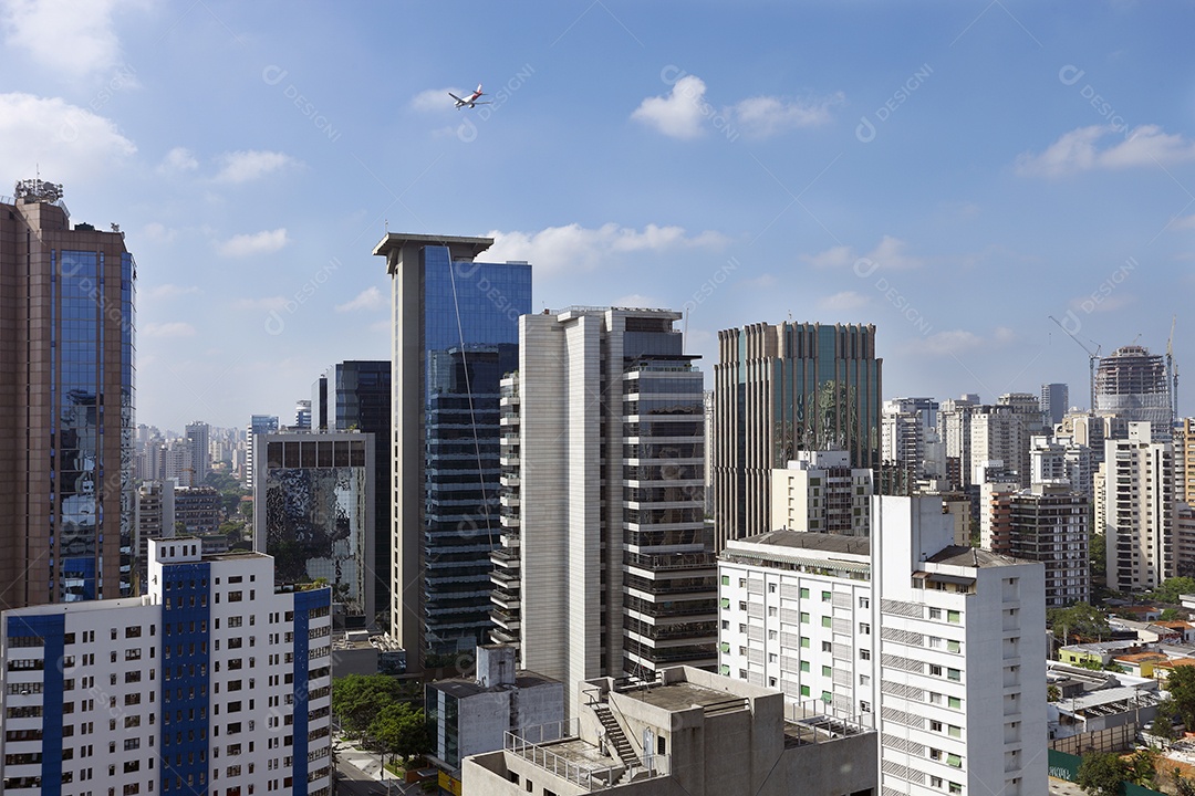 Cidade de São de Paulo contra céu