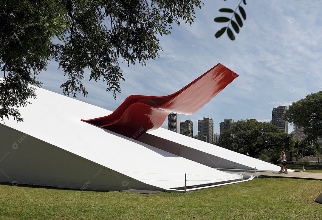 O teatro é um dos marcos do Parque do Ibirapuera