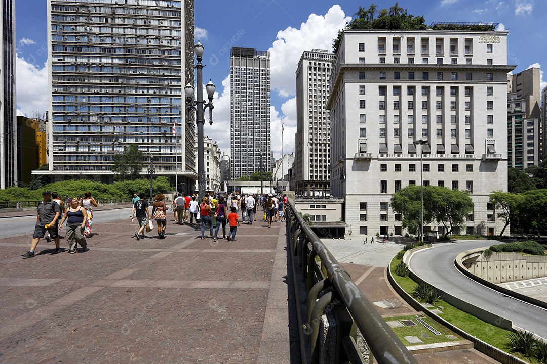 Tráfego de pessoas na avenida cidade de São Paulo Brasil