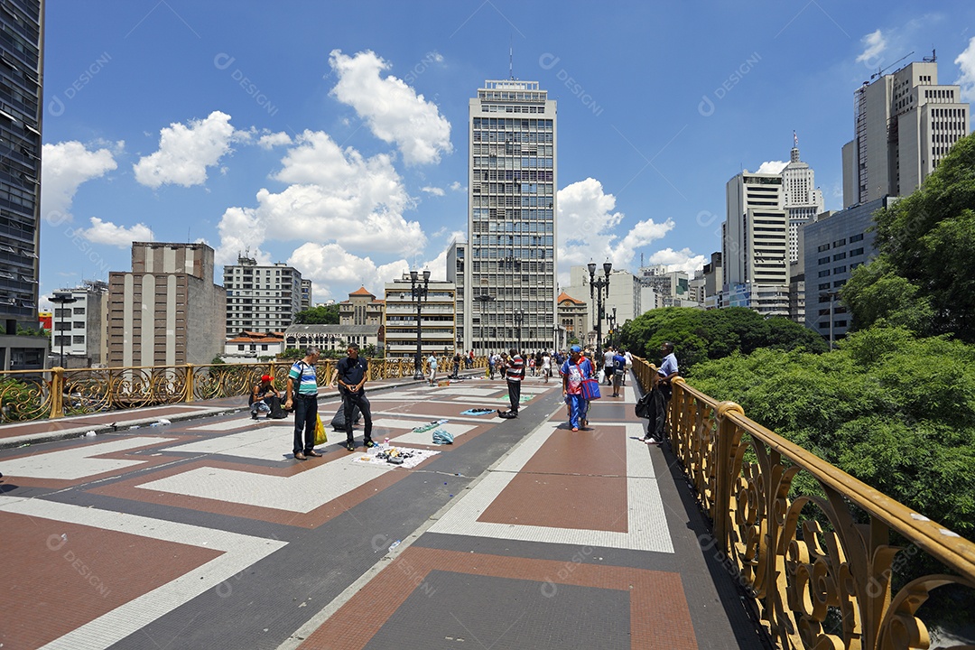Pessoas não identificadas caminham no viaduto santa efigênia em São Paulo