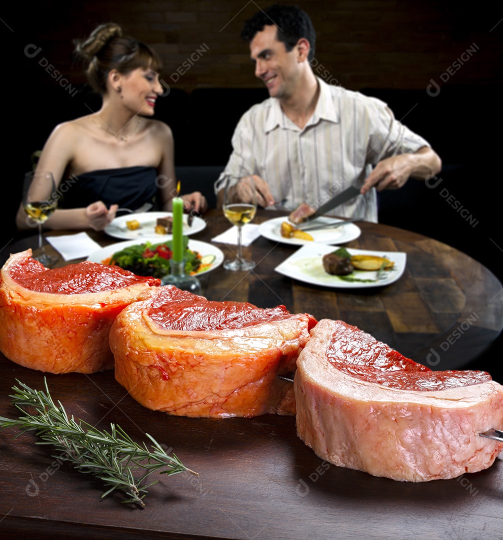 Espeto de carne crua sobre tábua de madeira