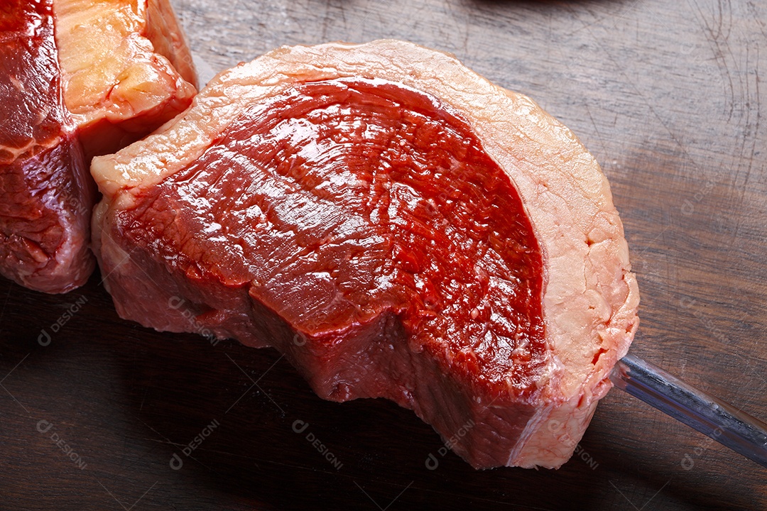 Picanha crua no espeto