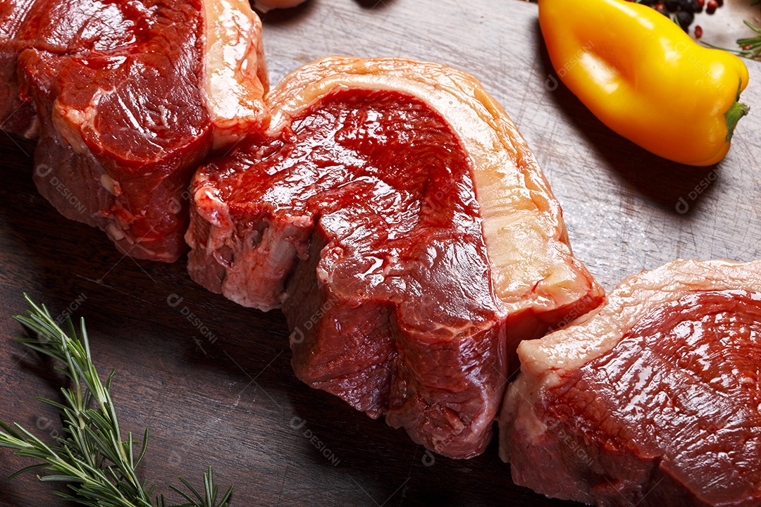 Espeto de carne crua para churrasco