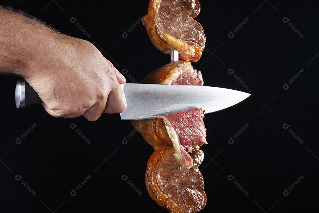 Espeto de carne assado com gordura mal passado