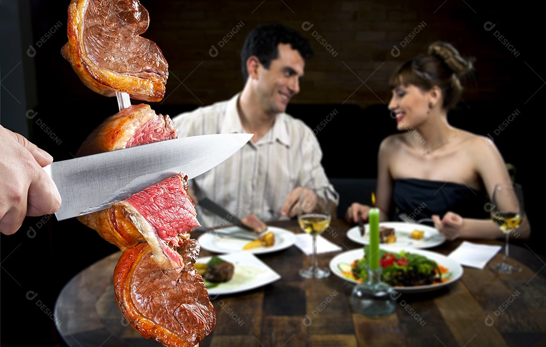 Mão cortando picanha assado no espeto