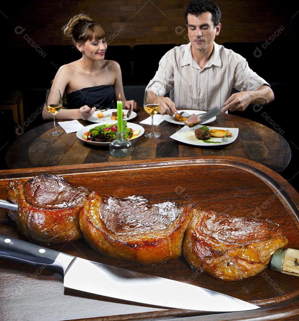 Espeto de picanha assado sobre tábua de madeira