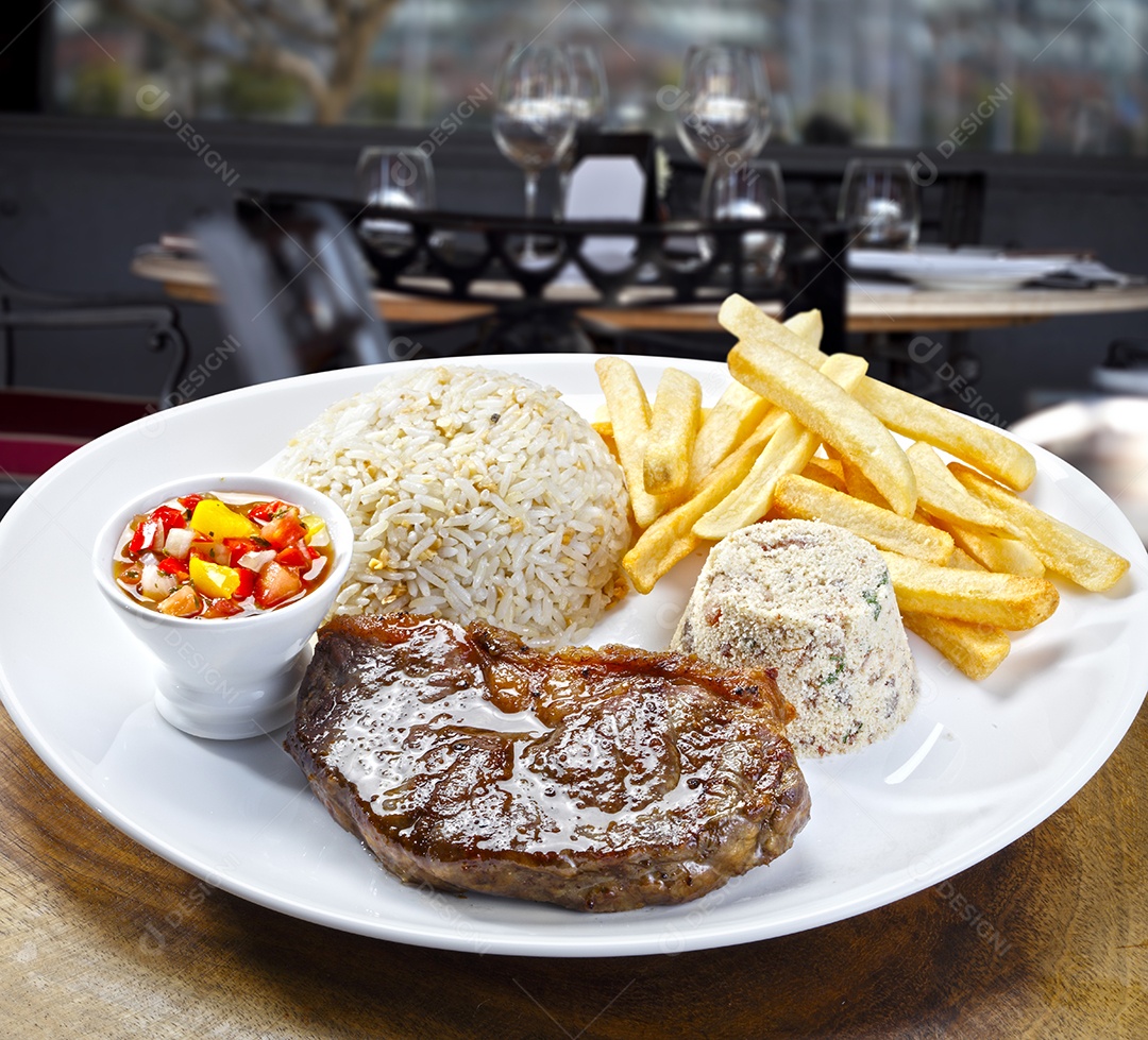 Bife grelhado com arroz farofa batatas e salada