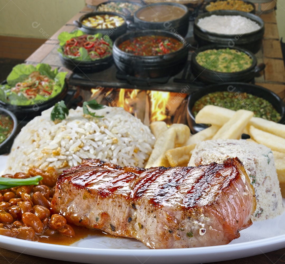 Bife grelhado com feijão arroz farofa e batatas fritas