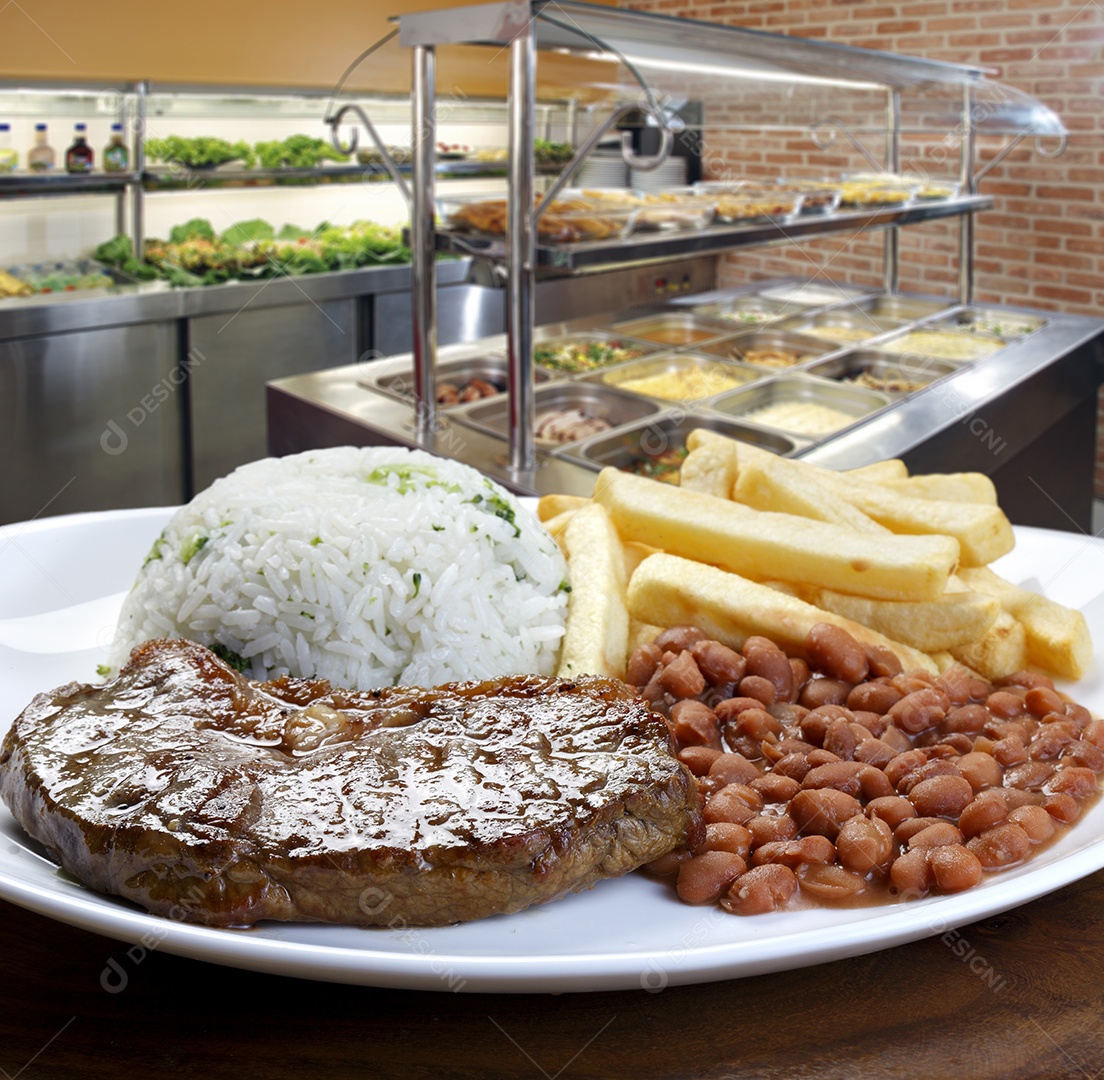 Arroz batatas fritas com carne grelhada e feijão de caldo