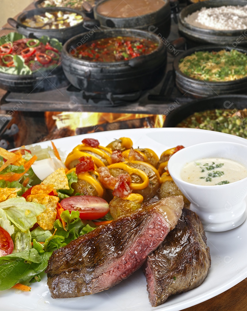 Salada deliciosa com carne grelhada e molho