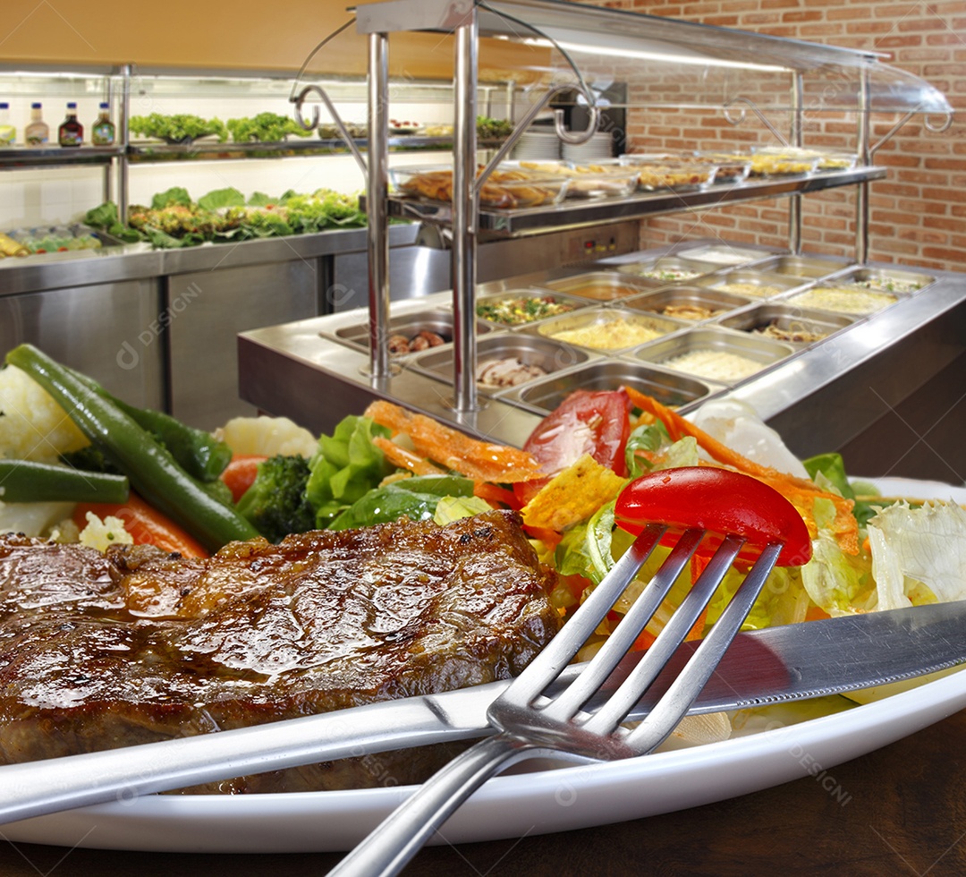 Bife grelhado com salada deliciosa