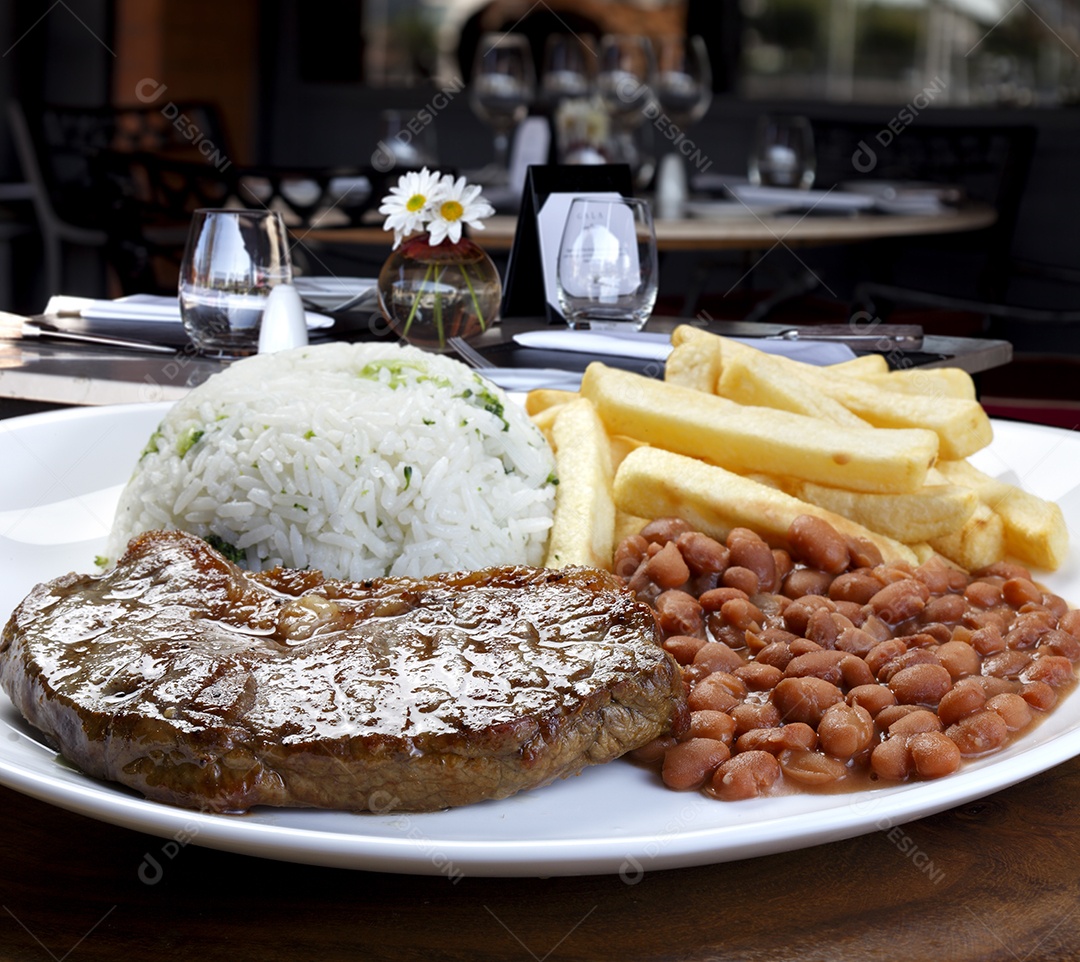 Prato com arroz feijão carne e salada