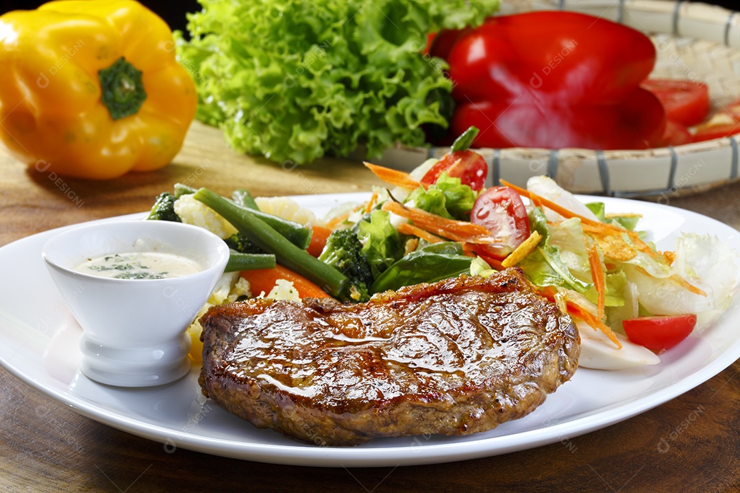 Bife grelhado com salada e molho