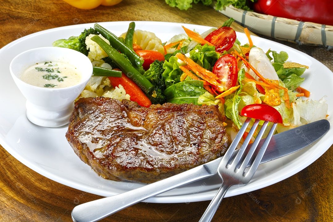 Bife grelhado com salada e molho