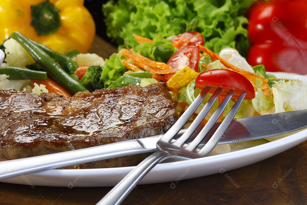 Bife assado na grelha com salada