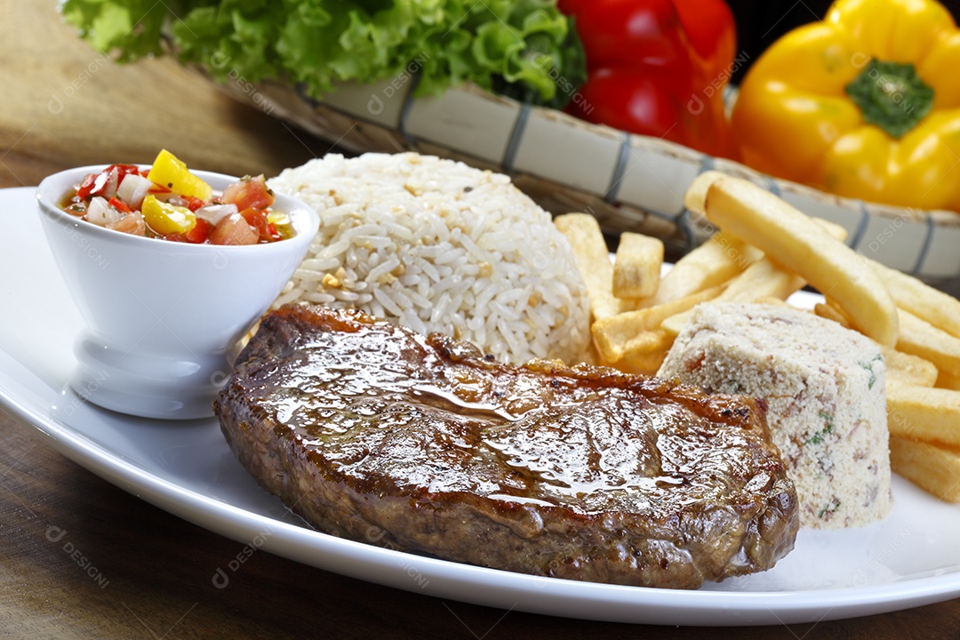 Bife grelhado com arroz farofa batatas e salada