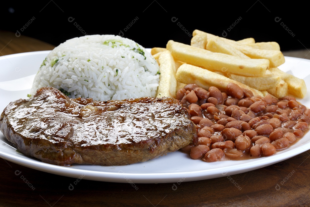 Bife grelhado com arroz feijão e batatas fritas