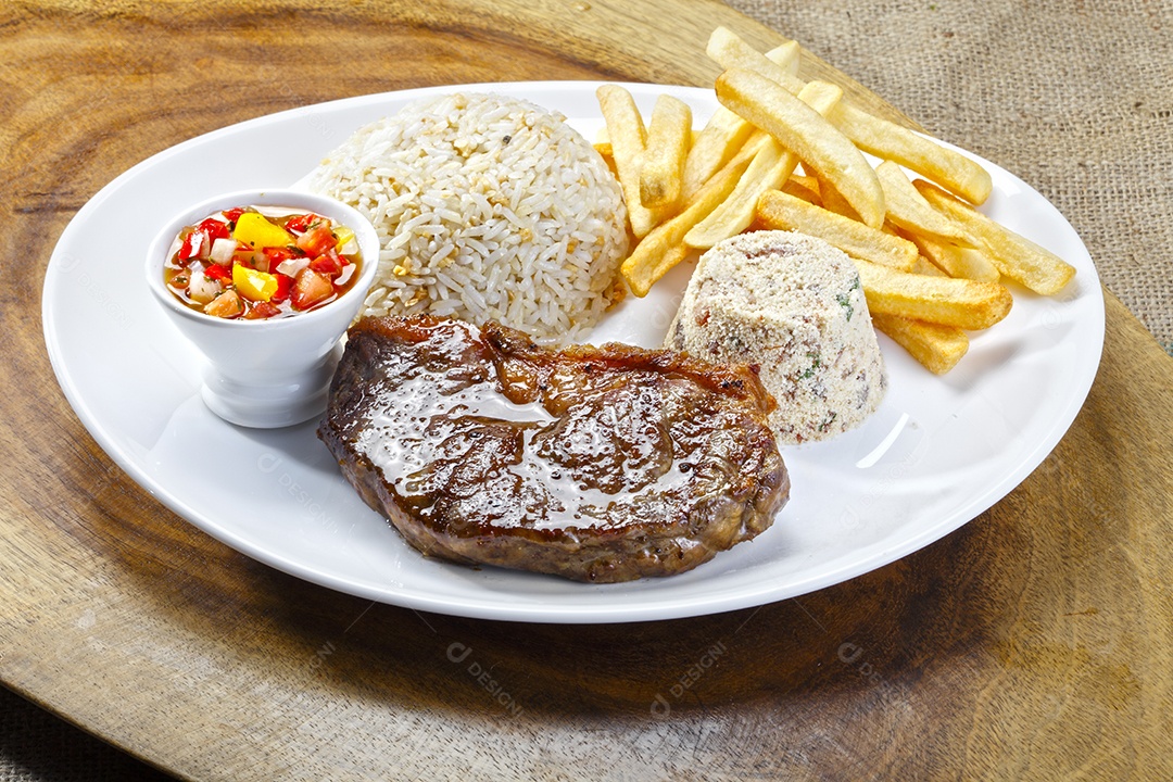 Arroz vinagrete farofa e batatas com carne