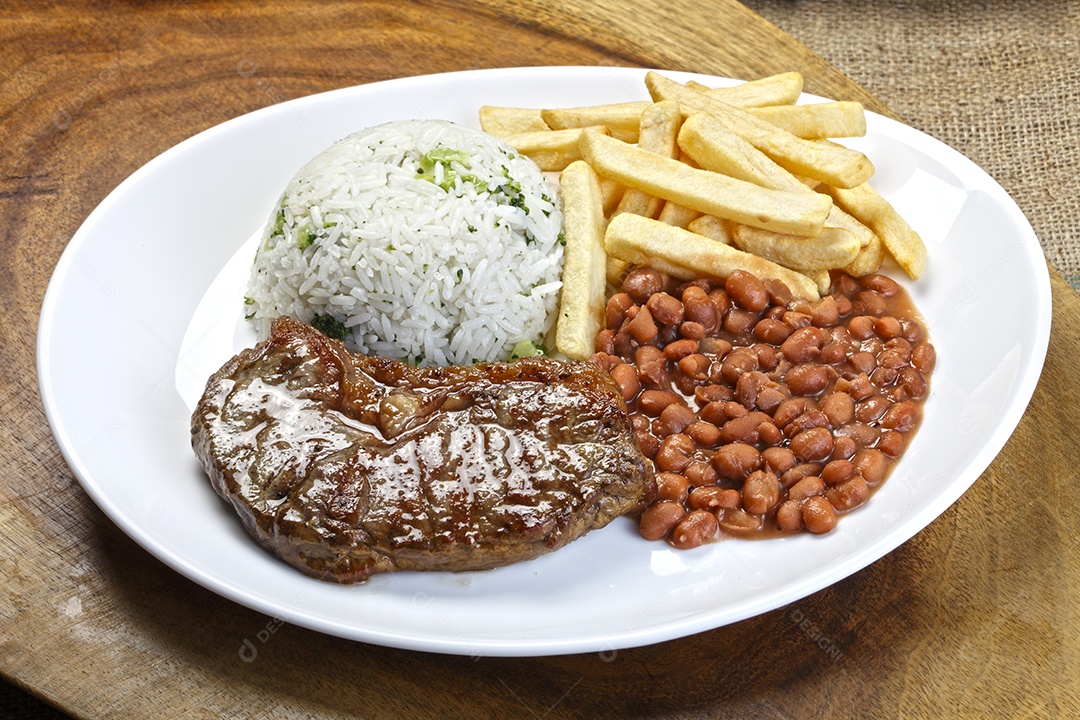 Deliciosa comida tradicional arroz feijão carne e batatas fritas