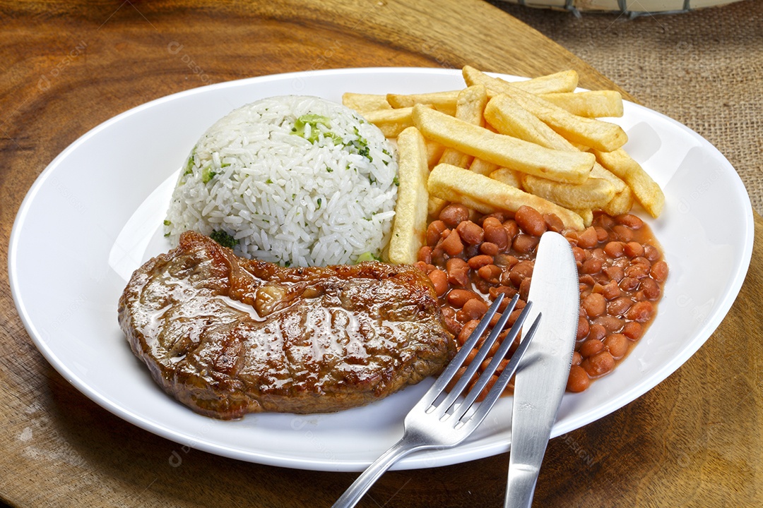 Comida tradicional arroz feijão carne e batatas fritas