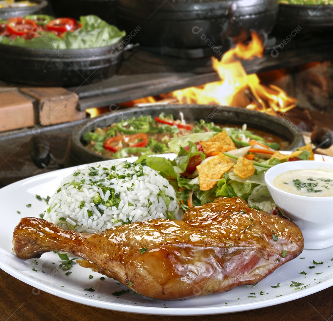 Coxa de frango assado com arroz e salada com molho