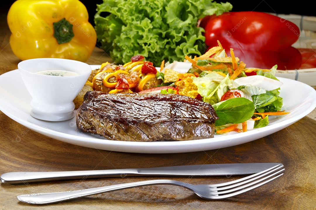 Bife grelhado com salada e molho