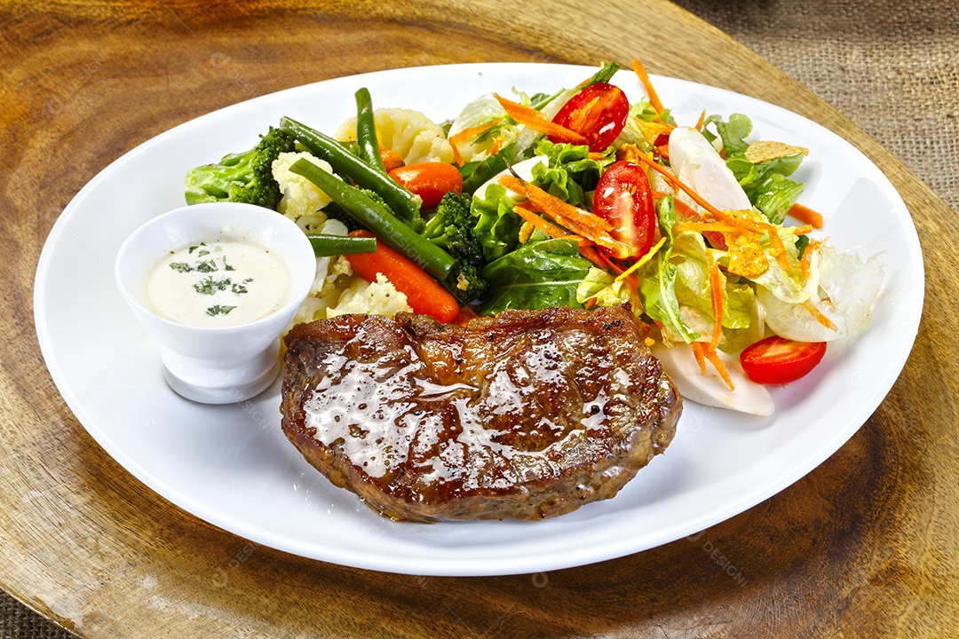 Bife grelhado com saladas e molho