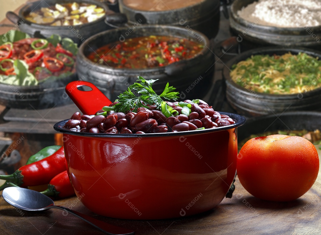 Feijão cozido temperado sobre mesa com mais guarnições