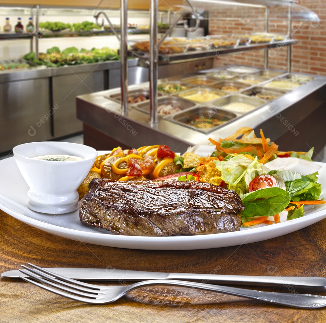 Bife grelhado com salada e molho