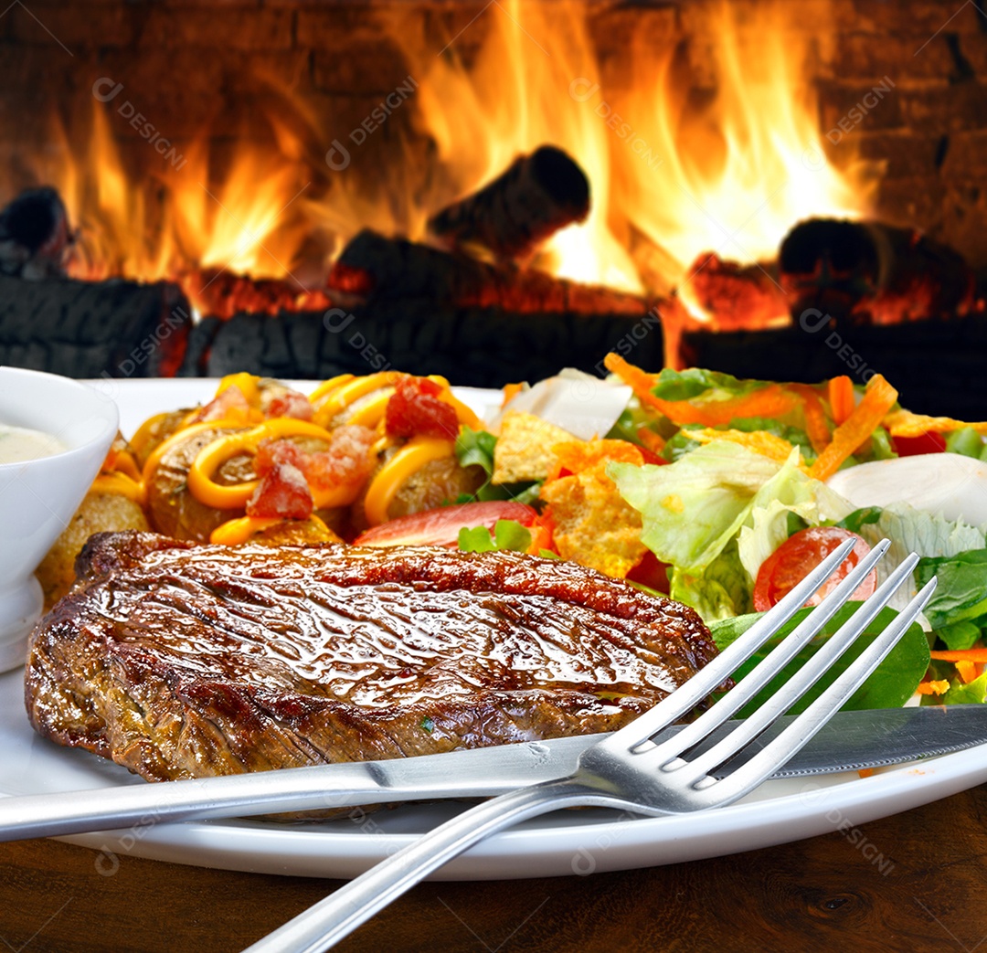 Bife grelhado com salada e molho
