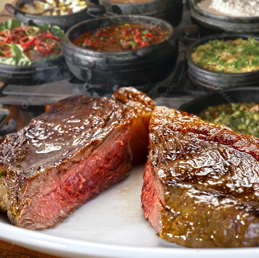 Carne e guarnições sobre um fogão caipira