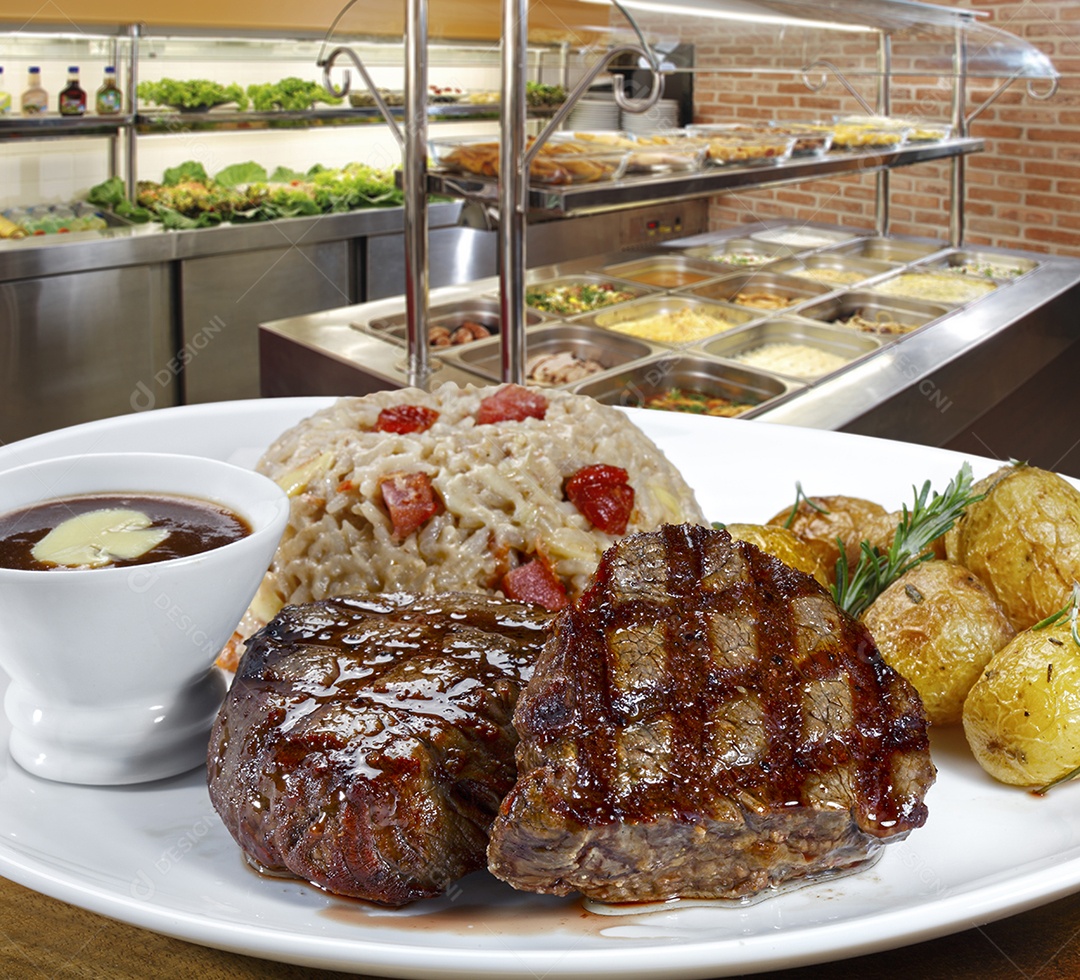 Arroz com carne grelhada e batatas e molho