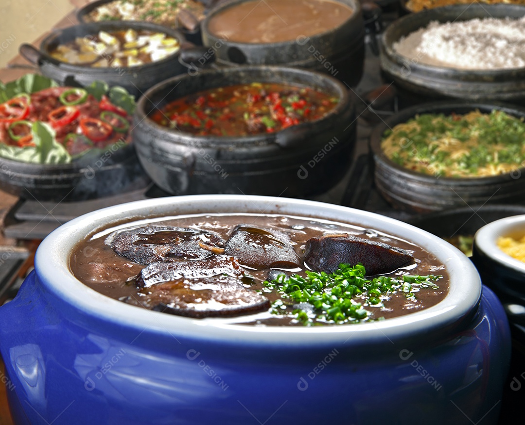 Feijoada tradicional com muitas guarnições