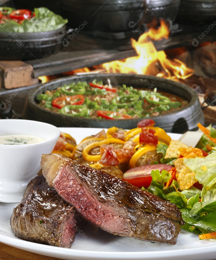 Carne assada com salada e molho cremoso