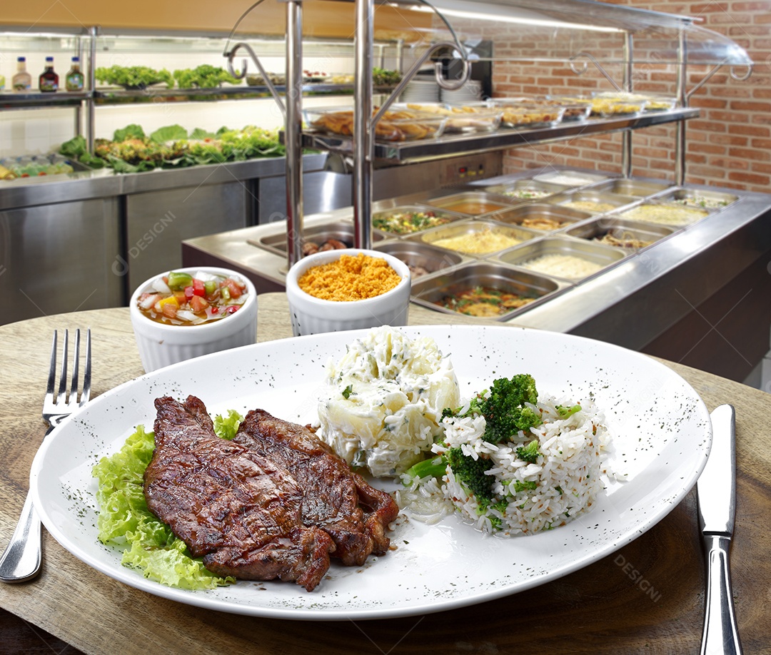 Bife grelhado com salada e arroz de legumes