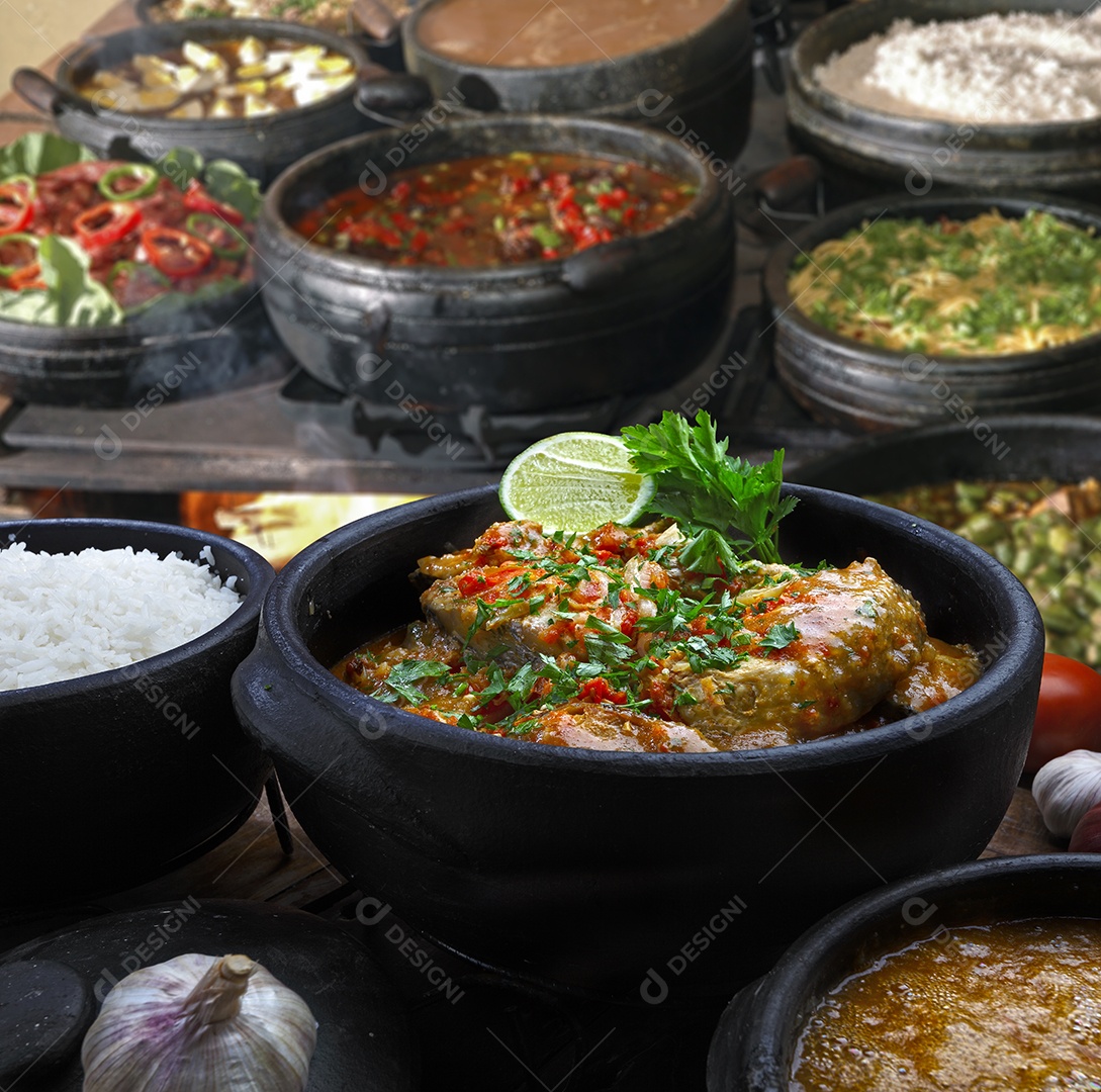 Fogão caipira com moqueca e muita guarnições