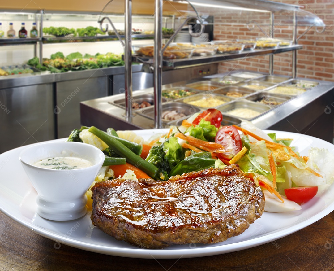 Bife gralhado com salada e molho