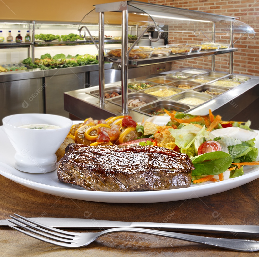 Carne em bifes e salada ao molho