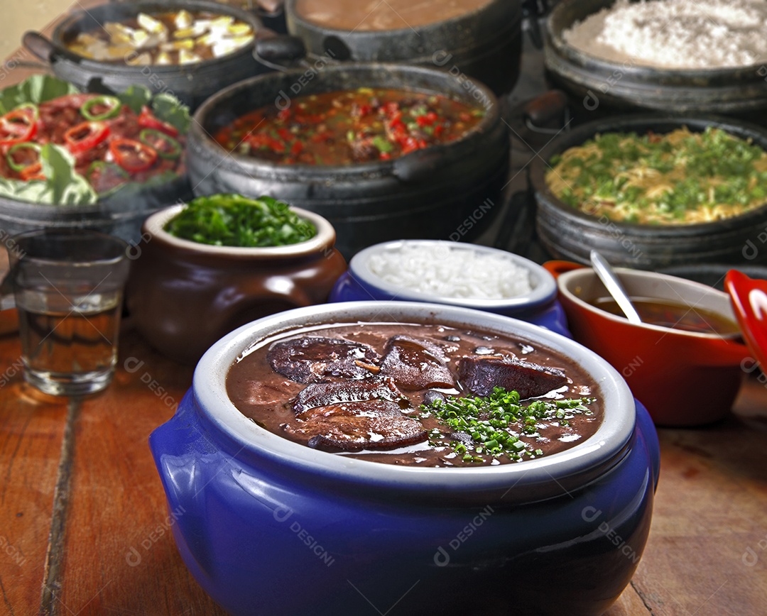 Feijoada deliciosa com muita guarnições