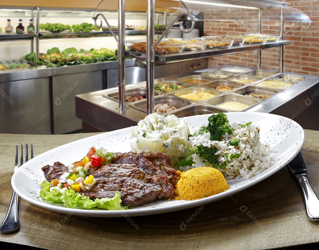 Bife grelhado com arroz de legumes farofa e salada