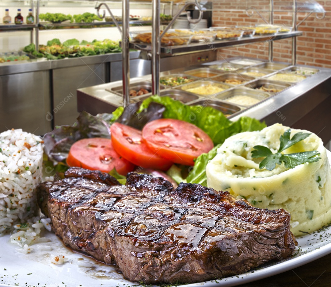 Arroz com legumes e bife grelhado salada e purê